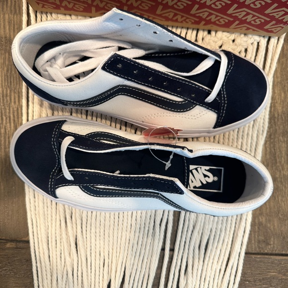 Vans - Picture 3 of 4